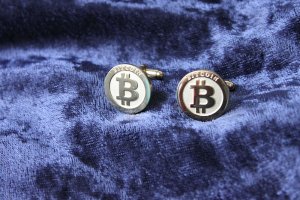 800px-Bitcoin_cufflinks